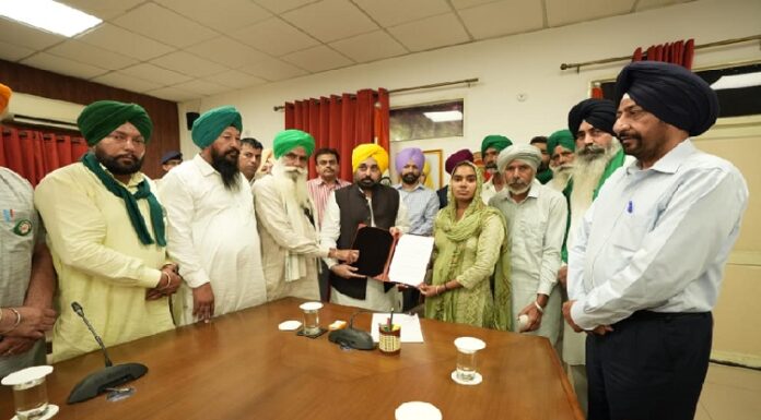 CM ਮਾਨ ਨੇ ਵਾਅਦਾ ਕੀਤਾ ਪੂਰਾ ! ਸ਼ਹੀਦ ਕਿਸਾਨ ਸ਼ੁਭਕਰਨ ਦੇ ਪਰਿਵਾਰ ਨੂੰ ਸੌਂਪਿਆ 1 ਕਰੋੜ ਦਾ ਚੈੱਕ, ਭੈਣ ਨੂੰ ਦਿੱਤਾ ਸਰਕਾਰੀ ਨੌਕਰੀ ਲਈ ਨਿਯੁਕਤੀ ਪੱਤਰ