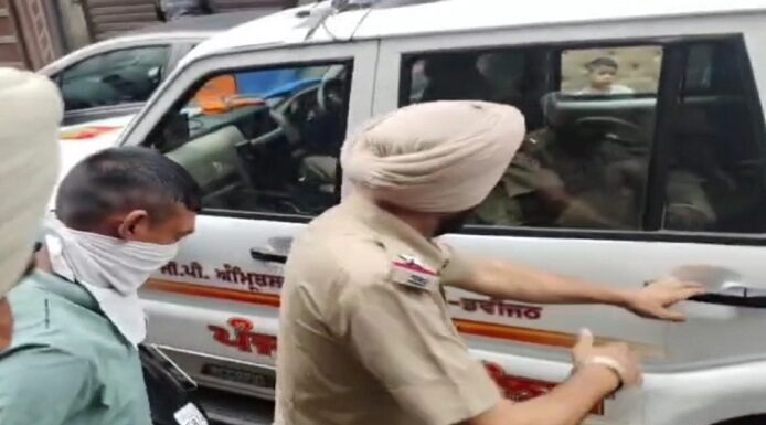 ਅੰਮ੍ਰਿਤਸਰ ‘ਚ ਹੋਟਲ ‘ਤੇ ਪੁਲਿਸ ਨੇ ਮਾਰਿਆ ਛਾਪਾ, ਦਸਤਾਵੇਜ਼ ਕੀਤੇ ਚੈੱਕ