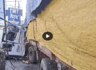 ਲੁਧਿਆਣਾ ‘ਚ ਸ਼ਰਾਬੀ ਟਰੱਕ ਚਾਲਕ ਦਾ ਕਾਰਾ ! ਬੇਕਾਬੂ ਹੋ ਕੇ ਤੋੜੇ ਕਈ ਬਿਜਲੀ ਦੇ ਖੰਭੇ, ਫਰਨੀਚਰ ਦੇ ਸ਼ੋਅ ਰੂਮ ‘ਚ ਵੜਿਆ