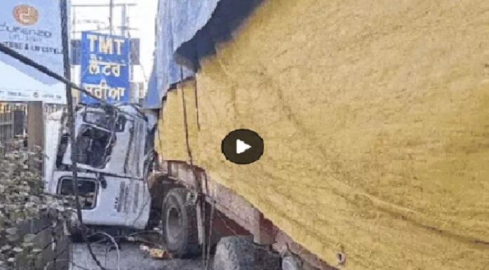 ਲੁਧਿਆਣਾ ‘ਚ ਸ਼ਰਾਬੀ ਟਰੱਕ ਚਾਲਕ ਦਾ ਕਾਰਾ ! ਬੇਕਾਬੂ ਹੋ ਕੇ ਤੋੜੇ ਕਈ ਬਿਜਲੀ ਦੇ ਖੰਭੇ, ਫਰਨੀਚਰ ਦੇ ਸ਼ੋਅ ਰੂਮ ‘ਚ ਵੜਿਆ