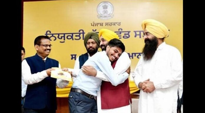 CM ਮਾਨ ਨੇ 417 ਨੌਜਵਾਨਾਂ ਨੂੰ ਦਿੱਤੇ ਨਿਯੁਕਤੀ, ਕਿਹਾ ‘ਜੇ ਇਥੇ ਯੋਗਤਾ ਅਨੁਸਾਰ ਨੌਕਰੀ ਮਿਲ ਰਹੀ ਹੈ ਤਾਂ ਵਿਦੇਸ਼ ਜਾਣ ਦੀ ਕੀ ਲੋੜ’