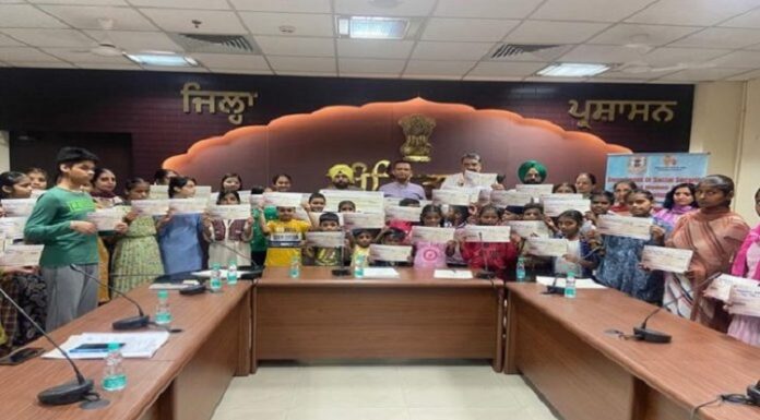 ਕੈਬਨਿਟ ਮੰਤਰੀ ਹਰਭਜਨ ਸਿੰਘ ਈ ਟੀ ਓ ਨੇ 44 ਲੋੜਵੰਦ ਪਰਿਵਾਰਾਂ ਦੇ ਬੱਚਿਆਂ ਨੂੰ ਪੜ੍ਹਾਈ ਲਈ 4 ਹਜ਼ਾਰ ਰੁਪਏ ਪ੍ਰਤੀ ਮਹੀਨਾ ਦੀ ਆਰਥਿਕ ਸਹਾਇਤਾ ਦੇ ਚੈੱਕ ਵੰਡੇ