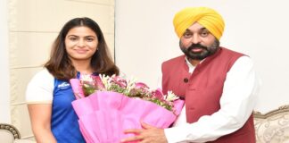 CM ਮਾਨ ਨੇ ਉਲੰਪਿਕ ਤਗ਼ਮਾ ਜੇਤੂ ਸ਼ੂਟਰ ਮਨੂੰ ਭਾਕਰ ਨਾਲ ਕੀਤੀ ਮੁਲਾਕਾਤ, ਦੇਸ਼ ਲਈ ਤਗ਼ਮੇ ਜਿੱਤਣ ‘ਤੇ ਕੀਤਾ ਸਨਮਾਨ
