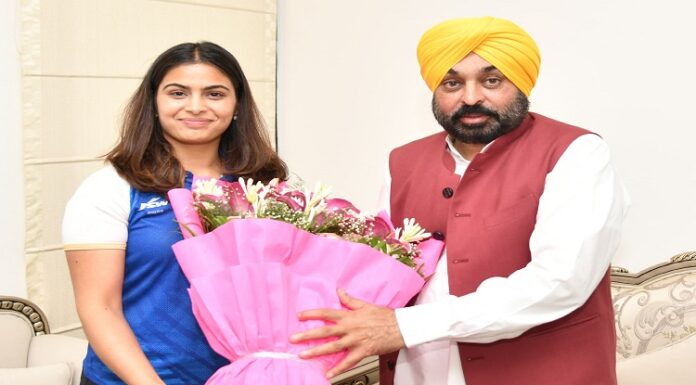 CM ਮਾਨ ਨੇ ਉਲੰਪਿਕ ਤਗ਼ਮਾ ਜੇਤੂ ਸ਼ੂਟਰ ਮਨੂੰ ਭਾਕਰ ਨਾਲ ਕੀਤੀ ਮੁਲਾਕਾਤ, ਦੇਸ਼ ਲਈ ਤਗ਼ਮੇ ਜਿੱਤਣ ‘ਤੇ ਕੀਤਾ ਸਨਮਾਨ