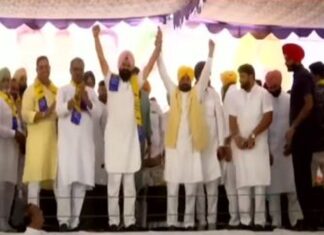 ਅਕਾਲੀ ਦਲ ਨੂੰ ਅਲਵਿਦਾ ਕਹਿ ਕੇ ਆਏ ਡਿੰਪੀ ਢਿੱਲੋਂ ਵੱਡੀ ਗਿਣਤੀ ਸਾਥੀਆਂ ਸਣੇ ਆਪ ‘ਚ ਸ਼ਾਮਲ