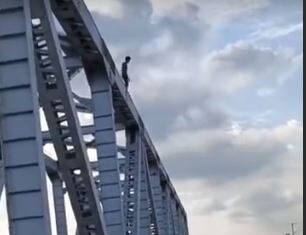 ਲੁਧਿਆਣਾ ‘ਚ ਨੌਜਵਾਨ ਦੀ ਕਰਤੂਤ ! ਰੇਲਵੇ ਲਾਈਨ ਦੇ ਪੁਲ ਤੇ ਚੜ੍ਹ ਕੇ ਨਹਿਰ ‘ਚ ਮਾਰੀ ਛਾਲ