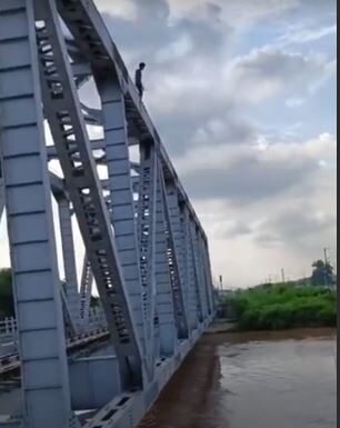 ਲੁਧਿਆਣਾ ‘ਚ ਨੌਜਵਾਨ ਦੀ ਕਰਤੂਤ ! ਰੇਲਵੇ ਲਾਈਨ ਦੇ ਪੁਲ ਤੇ ਚੜ੍ਹ ਕੇ ਨਹਿਰ ‘ਚ ਮਾਰੀ ਛਾਲ