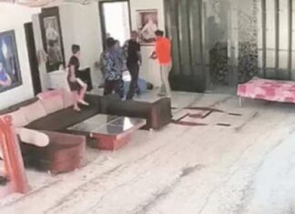 ਅੰਮ੍ਰਿਤਸਰ ਚ ਅਮਰੀਕਾ ਦੇ PR ਨੌਜਵਾਨ ਨੂੰ ਗੋਲੀਆਂ ਨਾਲ ਭੁੰਨਿਆ, ਬੱਚੇ ਹੱਥ ਜੋੜਕੇ ਹਮਲਾਵਰਾਂ ਨੂੰ ਰੋਕਦੇ ਰਹੇ