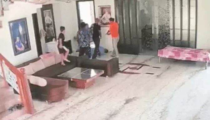 ਅੰਮ੍ਰਿਤਸਰ ਚ ਅਮਰੀਕਾ ਦੇ PR ਨੌਜਵਾਨ ਨੂੰ ਗੋਲੀਆਂ ਨਾਲ ਭੁੰਨਿਆ, ਬੱਚੇ ਹੱਥ ਜੋੜਕੇ ਹਮਲਾਵਰਾਂ ਨੂੰ ਰੋਕਦੇ ਰਹੇ