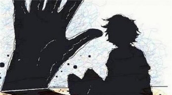 ਕਲਯੁੱਗੀ ਪਿਓ ਦੀ ਬੇਰਹਿਮੀ ! ਗਰਮ ਚਿਮਟੇ ਨਾਲ ਦਾਗੀਆਂ ਛੋਟੀਆਂ ਮਾਸੂਮ ਬੱਚੀਆਂ, ਚੀਕਾਂ ਸੁਣ ਪੁੱਜੇ ਗੁਆਂਢੀ