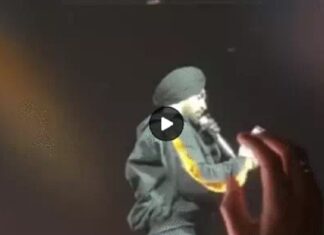 ਦਿਲਜੀਤ ਦੋਸਾਂਝ ਵੱਲ ਚਲਦੇ ਸ਼ੋਅ ‘ਚ ਫੈਨ ਨੇ ਵਗ੍ਹਾ ਕੇ ਮਾਰਿਆ ਫੋਨ, ਅੱਗੋਂ ਦਿਲਜੀਤ ਨੇ ਜਾਣੋਂ ਕਿਉਂ ਦਿੱਤਾ ਗਿਫਟ