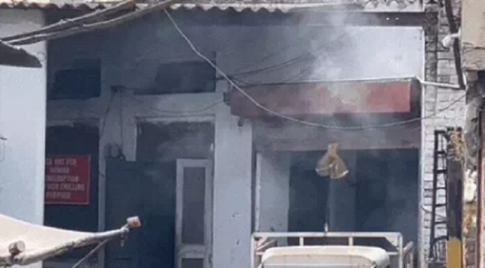 ਬ੍ਰੇਕਿੰਗ : ਜਲੰਧਰ ‘ਚ ਬਰਫ ਦੇ ਕਾਰਖਾਨੇ ਦੀ ਗੈਸ ਲੀਕ, ਲੋਕਾਂ ‘ਚ ਮਚਿਆ ਹੜਕੰਪ, 4 ਪ੍ਰਵਾਸੀ ਬੇਹੋਸ਼, ਇਲਾਕਾ ਸੀਲ