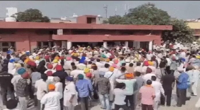 ਪੰਚਾਇਤੀ ਚੋਣਾਂ : ਗੁਰਦਾਸਪੁਰ ‘ਚ ਆਪਸ ‘ਚ ਭਿੜੇ ਕਾਂਗਰਸ ਤੇ ਆਪ ਦੇ ਵਰਕਰ, BDPO ਦਫਤਰ ਬਾਹਰ ਗਰਮਾ ਗਿਆ ਮਾਹੌਲ