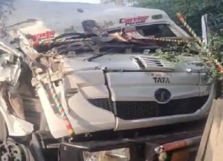 2 ਟਰੱਕਾਂ ਦੀ ਆਹਮੋ-ਸਾਹਮਣੇ ਭਿਆਨਕ ਟੱਕਰ, ਸਟੇਅਰਿੰਗ ‘ਚ ਫਸਣ ਨਾਲ ਡਰਾਈਵਰ ਦੀ ਕੱਟੀ ਲੱਤ