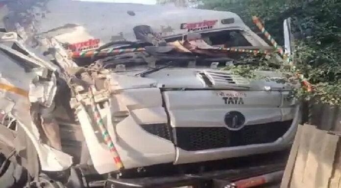 2 ਟਰੱਕਾਂ ਦੀ ਆਹਮੋ-ਸਾਹਮਣੇ ਭਿਆਨਕ ਟੱਕਰ, ਸਟੇਅਰਿੰਗ ‘ਚ ਫਸਣ ਨਾਲ ਡਰਾਈਵਰ ਦੀ ਕੱਟੀ ਲੱਤ