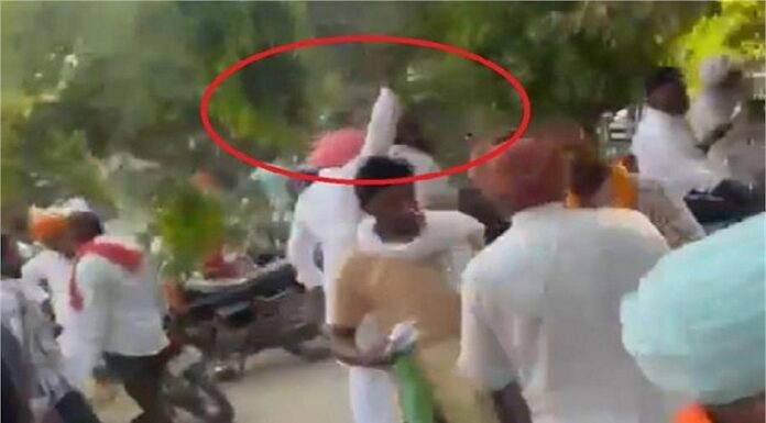 BDO ਦਫਤਰ ‘ਚ ਨਾਮਜ਼ਦਗੀ ਭਰਨ ਆਏ ਸਾਬਕਾ ਸਰਪੰਚ ਦਾ ਚੜ੍ਹਿਆ ਪਾਰਾ, ਚਲਾਈਆਂ ਗੋਲੀਆਂ