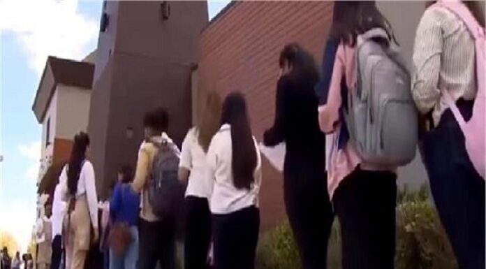 ਕੈਨੇਡਾ ‘ਚ ਬੇਰੋਜ਼ਗਾਰੀ ਸੰਕਟ ! ਵੇਟਰ ਦੀ ਨੌਕਰੀ ਲਈ ਲੰਬੀ ਲਾਈਨ ‘ਚ ਲੱਗੇ ਹਜ਼ਾਰਾਂ ਭਾਰਤੀ ਵਿਦਿਆਰਥੀ, ਵੀਡੀਓ ਵਾਇਰਲ