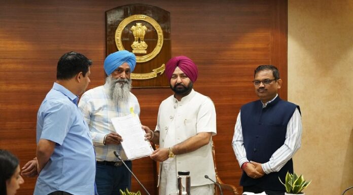 ਮਾਨ ਸਰਕਾਰ ਵੱਲੋਂ ਸ਼ਹਿਰੀਆਂ ਨੂੰ ਸਹੂਲਤਾਂ ਦੇਣ ਲਈ ਅਹਿਮ ਕਦਮ, ਮਕਾਨ ਉਸਾਰੀ ਤੇ ਸ਼ਹਿਰੀ ਵਿਕਾਸ ਮੰਤਰੀ ਤੇ ਮੁੱਖ ਸਕੱਤਰ ਨੇ 51 ਪ੍ਰਮੋਟਰਾਂ/ਬਿਲਡਰਾਂ ਨੂੰ ਸੌਂਪੇ ਸਰਟੀਫਿਕੇਟ