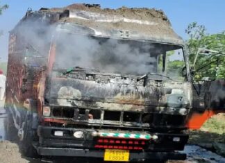 ਰੋਡ ‘ਤੇ ਅਚਾਨਕ ਸੇਬਾਂ ਨਾਲ ਭਰੇ ਟਰੱਕ ਨੂੰ ਲੱਗੀ ਅੱਗ, ਡਰਾਈਵਰ ਤੇ ਕਲੀਨਰ ਨੇ ਇੰਝ ਬਚਾਈ ਜਾਨ