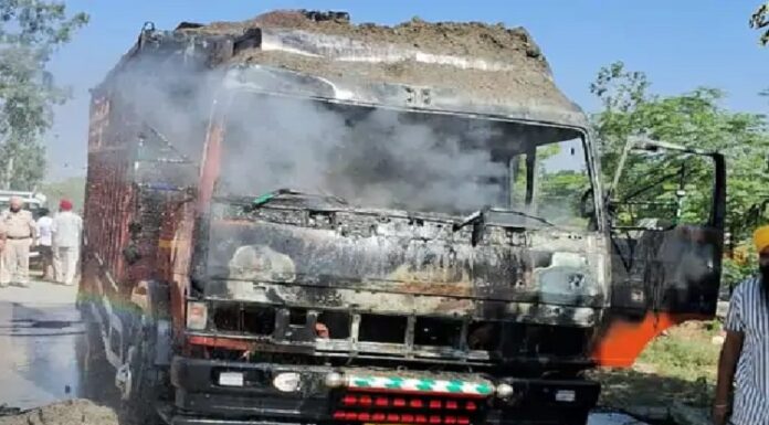 ਰੋਡ ‘ਤੇ ਅਚਾਨਕ ਸੇਬਾਂ ਨਾਲ ਭਰੇ ਟਰੱਕ ਨੂੰ ਲੱਗੀ ਅੱਗ, ਡਰਾਈਵਰ ਤੇ ਕਲੀਨਰ ਨੇ ਇੰਝ ਬਚਾਈ ਜਾਨ