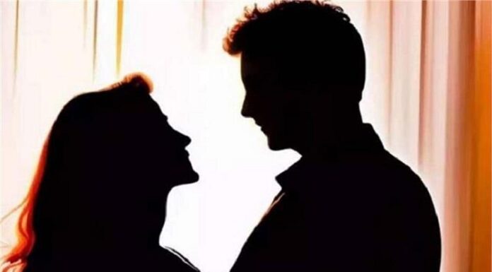 ਵਿਦੇਸ਼ ਤੋ ਸਰਪ੍ਰਾਈਜ਼ ਦੇਣ ਆਏ ਪਤੀ ਦੀ ਪਤਨੀ ਮਾਰ ਰਹੀ ਸੀ ਆਸ਼ਿਕੀ, ਹੋ ਗਿਆ ਵੱਡਾ ਕਾਂਡ