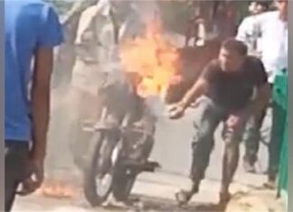 ਸੜਕ ‘ਤੇ ਚਲਦੇ ਮੋਟਰਸਾਈਕਲ ਨੂੰ ਲੱਗੀ ਭਿਆਨਕ ਅੱਗ, ਸਵਾਰ ਬੁਰੀ ਤਰ੍ਹਾਂ ਝੁਲਸਿਆ