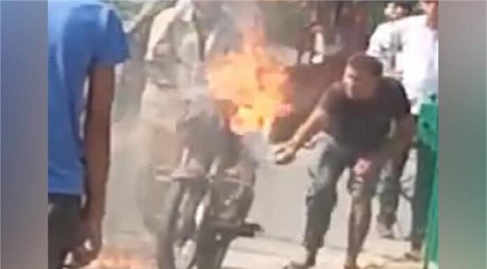 ਸੜਕ ‘ਤੇ ਚਲਦੇ ਮੋਟਰਸਾਈਕਲ ਨੂੰ ਲੱਗੀ ਭਿਆਨਕ ਅੱਗ, ਸਵਾਰ ਬੁਰੀ ਤਰ੍ਹਾਂ ਝੁਲਸਿਆ