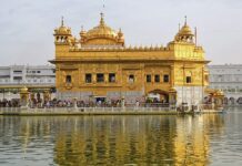 ਵੱਡੀ ਖਬਰ ! ਸ੍ਰੀ ਦਰਬਾਰ ਸਾਹਿਬ ਦੇ ਸਰੋਵਰ ‘ਚ ਵਿਅਕਤੀ ਨੇ ਖੁਦਕੁਸ਼ੀ ਕਰਨ ਲਈ ਮਾਰੀ ਛਾਲ, ਸੇਵਾਦਾਰਾਂ ਨੇ ਕੱਢਿਆ ਬਾਹਰ