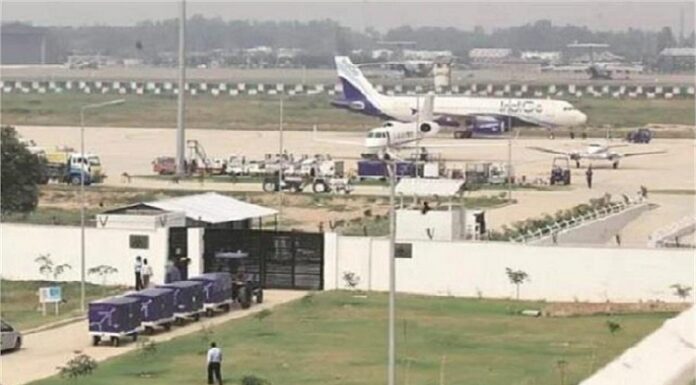 ਚੰਡੀਗੜ੍ਹ ਏਅਰਪੋਰਟ ‘ਤੇ ਜਹਾਜ਼ ‘ਚ ਬੰਬ ਹੋਣ ਖਬਰ ! ਯਾਤਰੀਆਂ ‘ਚ ਮਚੀ ਹਫੜਾ-ਦਫੜੀ