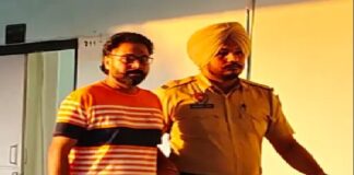 ਜਲੰਧਰ ਦੇ DC ਦਫਤਰ ‘ਚ ਸਰਕਾਰੀ ਰਜਿਸਟਰ ਤੋਂ ਦਸਤਾਵੇਜ਼ ਫਾੜ ਕੇ ਭੱਜਿਆ ਸਾਬਕਾ ਕੌਂਸਲਰ ਦਾ ਪਤੀ, ਇੰਝ ਆਇਆ ਅੜਿੱਕੇ