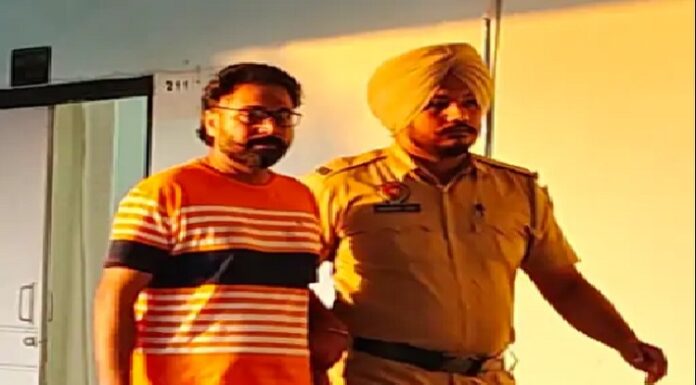 ਜਲੰਧਰ ਦੇ DC ਦਫਤਰ ‘ਚ ਸਰਕਾਰੀ ਰਜਿਸਟਰ ਤੋਂ ਦਸਤਾਵੇਜ਼ ਫਾੜ ਕੇ ਭੱਜਿਆ ਸਾਬਕਾ ਕੌਂਸਲਰ ਦਾ ਪਤੀ, ਇੰਝ ਆਇਆ ਅੜਿੱਕੇ