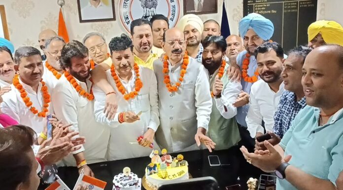 ਕੇਕ ਕੱਟ ਕੇ ਮਨਾਇਆ ਮੁੱਖ ਮੰਤਰੀ ਭਗਵੰਤ ਮਾਨ ਦਾ ਜਨਮ ਦਿਨ