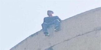 ਪ੍ਰੇਮਿਕਾ ਦੀ ਪਰਿਵਾਰ ਵਾਲਿਆਂ ਨੇ ਕਿਤੇ ਹੋਰ ਕਰਤੀ ਮੰਗਣੀ, ਦੁੱਖੀ ਹੋ ਕੇ ਟੈਂਕੀ ‘ਤੇ ਚੜ੍ਹ ਗਿਆ ਆਸ਼ਿਕ, ਕੀਤਾ ਹੰਗਾਮਾ