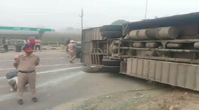 ਸਵਾਰੀਆਂ ਨਾਲ ਭਰੀ ਬੱਸ ਨਾਲ ਹਾਦਸਾ ! ਮੋਟਰਸਾਈਕਲ ਸਵਾਰ ਨੂੰ ਬਚਾਉਂਦਿਆਂ ਪਲਟੀ, ਕਈ ਲੋਕ ਜ਼ਖਮੀ