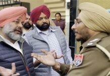 ਕਾਂਗਰਸੀ ਆਗੂ ਦੇ ਘਰ ਪੁਲਿਸ ਨੇ ਮਾਰਿਆ ਛਾਪਾ, ਸਾਬਕਾ ਮੰਤਰੀ ਪਹੁੰਚੇ ਮੌਕੇ ‘ਤੇ, ਜਾਣੋ ਫਿਰ ਕੀ ਹੋਇਆ