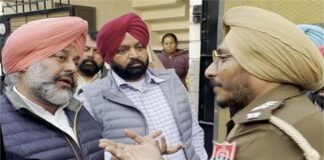 ਕਾਂਗਰਸੀ ਆਗੂ ਦੇ ਘਰ ਪੁਲਿਸ ਨੇ ਮਾਰਿਆ ਛਾਪਾ, ਸਾਬਕਾ ਮੰਤਰੀ ਪਹੁੰਚੇ ਮੌਕੇ ‘ਤੇ, ਜਾਣੋ ਫਿਰ ਕੀ ਹੋਇਆ