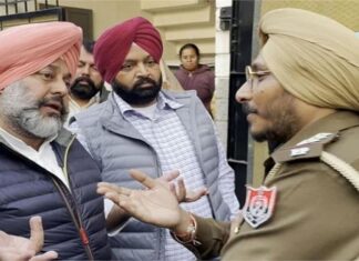 ਕਾਂਗਰਸੀ ਆਗੂ ਦੇ ਘਰ ਪੁਲਿਸ ਨੇ ਮਾਰਿਆ ਛਾਪਾ, ਸਾਬਕਾ ਮੰਤਰੀ ਪਹੁੰਚੇ ਮੌਕੇ ‘ਤੇ, ਜਾਣੋ ਫਿਰ ਕੀ ਹੋਇਆ