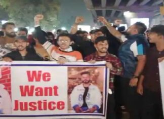 ਲੁਧਿਆਣਾ ‘ਚ ਨੌਜਵਾਨ ਦੇ ਕਤਲ ਤੋਂ ਬਾਅਦ ਪਰਿਵਾਰ ਨੇ ਰੇਲਵੇ ਸਟੇਸ਼ਨ ਬਾਹਰ ਕੀਤਾ ਜਾਮ, ਮੁਲਜ਼ਮਾਂ ਦੀ ਗ੍ਰਿਫਤਾਰੀ ਕੀਤੀ ਮੰਗ