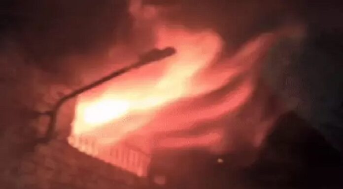 ਰਿਹਾਇਸ਼ੀ ਇਲਾਕੇ ‘ਚ ਬਣੀ ਪਲਾਸਟਿਕ ਦੀ ਫੈਕਟਰੀ ਤੇ ਗੋਦਾਮ ਨੂੰ ਲੱਗੀ ਭਿਆਨਕ ਅੱਗ, ਡਰਦੇ ਘਰਾਂ ‘ਚੋਂ ਬਾਹਰ ਨਿਕਲੇ ਲੋਕ