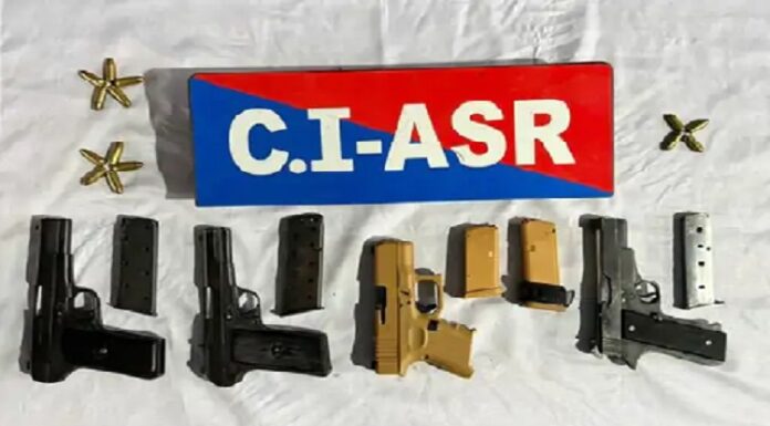 ਬ੍ਰੇਕਿੰਗ : ਅੰਮ੍ਰਿਤਸਰ ‘ਚ ਇੰਟਰਨੈਸ਼ਨਲ ਹਥਿਆਰਾਂ ਦੀ ਤਸਕਰੀ ਕਰਨ ਵਾਲਾ ਗਿਰੋਹ ਗ੍ਰਿਫਤਾਰ, ਇੱਕ ਗਲਾਕ ਸਣੇ 4 ਪਿਸਤੌਲ ਬਰਾਮਦ