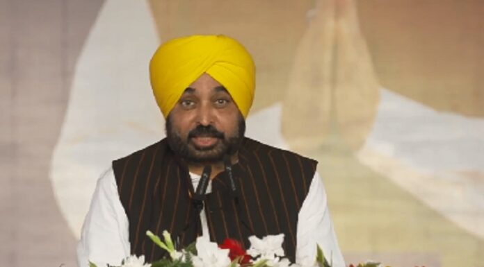 CM ਮਾਨ ਨੇ 10 ਹਜ਼ਾਰ ਸਰਪੰਚਾਂ ਨੂੰ ਚੁਕਾਈ ਸਹੁੰ, ਕਿਹਾ- ਜੇ ਕੋਈ ਗੜਬੜੀ ਕੀਤੀ ਤਾਂ ਕਾਰਵਾਈ ਕਰਾਂਗਾ