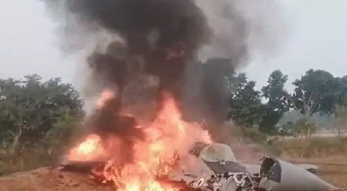 ਬ੍ਰੇਕਿੰਗ : ਆਗਰਾ ‘ਚ ਹਵਾਈ ਸੈਨਾ ਦਾ ਜਹਾਜ਼ ਕ੍ਰੈਸ਼ ਹੋ ਕੇ ਬਣਿਆ ਅੱਗ ਦਾ ਗੋਲਾ, ਪਾਇਲਟਾਂ ਨੇ ਛਾਲ ਮਾਰ ਕੇ ਬਚਾਈ ਜਾਨ