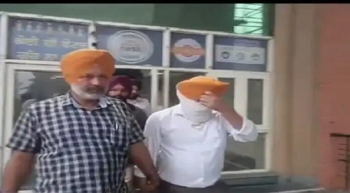 ਤਰਨਤਾਰਨ ਦੇ ਡੀ.ਸੀ. ਦਾ ਪੀ.ਏ. ਰਿਸ਼ਵਤ ਲੈਂਦੇ ਰੰਗੇ ਹੱਥੀ ਕਾਬੂ, ਕੰਪਿਊਟਰ ਆਪਰੇਟਰ ਵੀ ਫੜਿਆ