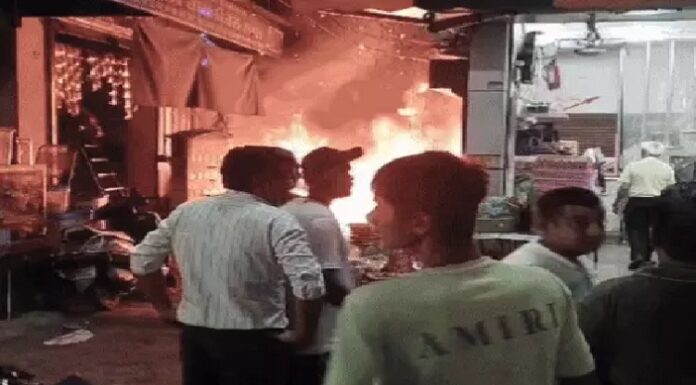 ਫਾਜ਼ਿਲਕਾ ‘ਚ 3 ਦੁਕਾਨਾਂ ਨੂੰ ਲੱਗੀ ਭਿਆਨਕ ਅੱਗ, ਅੰਦਰ ਫਸੇ ਲੋਕਾਂ ਦੀ ਇੰਝ ਬਚਾਈ ਜਾਨ