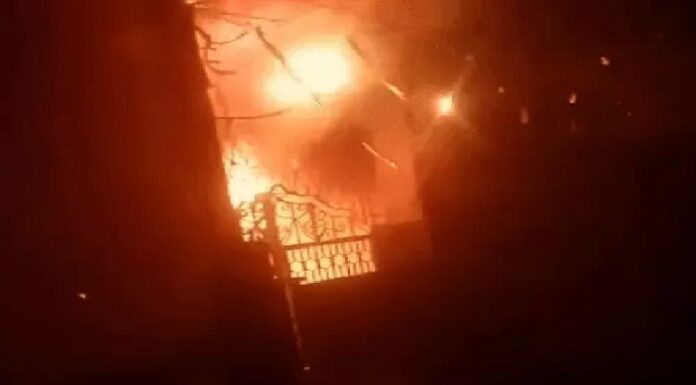 ਰਿਹਾਇਸ਼ੀ ਇਲਾਕੇ ‘ਚ ਬਣੀ ਸਪੋਰਟਸ ਫੈਕਟਰੀ ਨੂੰ ਲੱਗੀ ਭਿਆਨਕ ਅੱਗ, ਇਲਾਕੇ ‘ਚ ਮਚੀ ਹਫੜਾ-ਦਫੜੀ