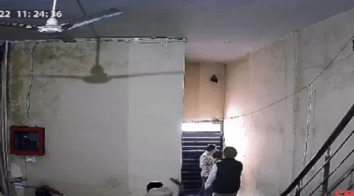 ਨਕਲੀ ਪੁਲਿਸ ਮੁਲਾਜ਼ਮ ਬਣ ਕੇ ਘਰ ਵੜੇ 3 ਬਦਮਾਸ਼, ਸ਼ੱਕ ਹੋਣ ‘ਤੇ ਪਰਿਵਾਰ ਨੇ ਪਾਇਆ ਰੌਲਾ, ਫਿਰ…..