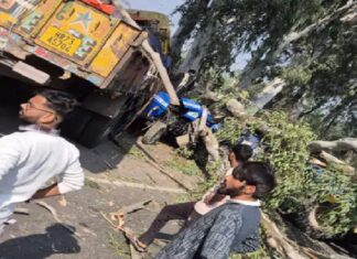 ਭਿਆਨਕ ਸੜਕ ਹਾਦਸੇ ‘ਚ ਟਰੱਕ ਡਰਾਈਵਰ ਦੀ ਮੌਤ; ਟਰੈਕਟਰ-ਟਰਾਲੀ ਨੂੰ ਮਾਰੀ ਪਿਛੋਂ ਟੱਕਰ, 3 ਜ਼ਖਮੀ