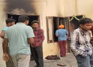 ਪੁਰਾਣੀ ਰੰਜਿਸ਼ ਕਾਰਨ ਪਰਿਵਾਰ ਨੂੰ ਜ਼ਿੰਦਾ ਸਾੜਨ ਦੀ ਕੀਤੀ ਕੋਸ਼ਿਸ਼, ਘਰ ਨੂੰ ਲਗਾਈ ਅੱਗ