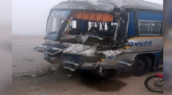ਸੰਘਣੀ ਧੁੰਦ ਕਾਰਨ ਵਾਪਰਿਆ ਵੱਡਾ ਹਾਦਸਾ ! ਟਰਾਲੇ ਨਾਲ ਟਕਰਾਈ PRTC ਦੀ ਬੱਸ, ਕੰਡਕਟਰ ਸਣੇ ਕਈ ਸਵਾਰੀਆਂ ਜ਼ਖਮੀ