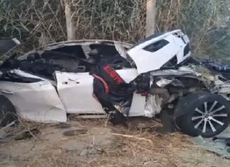 ਕਾਰ ਸਵਾਰ ਨੌਜਵਾਨਾਂ ਨੂੰ ਭਿਆਨਕ ਹਾਦਸੇ ‘ਚ ਮਿਲੀ ਦਰਦਨਾਕ ਮੌਤ, ਲੜਕੀ ਸਣੇ 2 ਗੰਭੀਰ ਜ਼ਖਮੀ